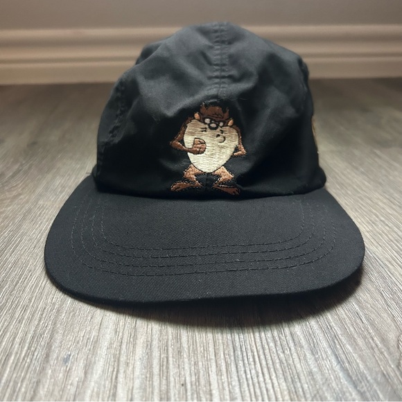 Warner Bros. Accessories - VINTAGE Looney Tunes Tasmanian Devil black stretch back embroidered black hat